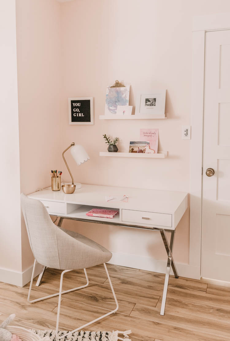 girls room with desk